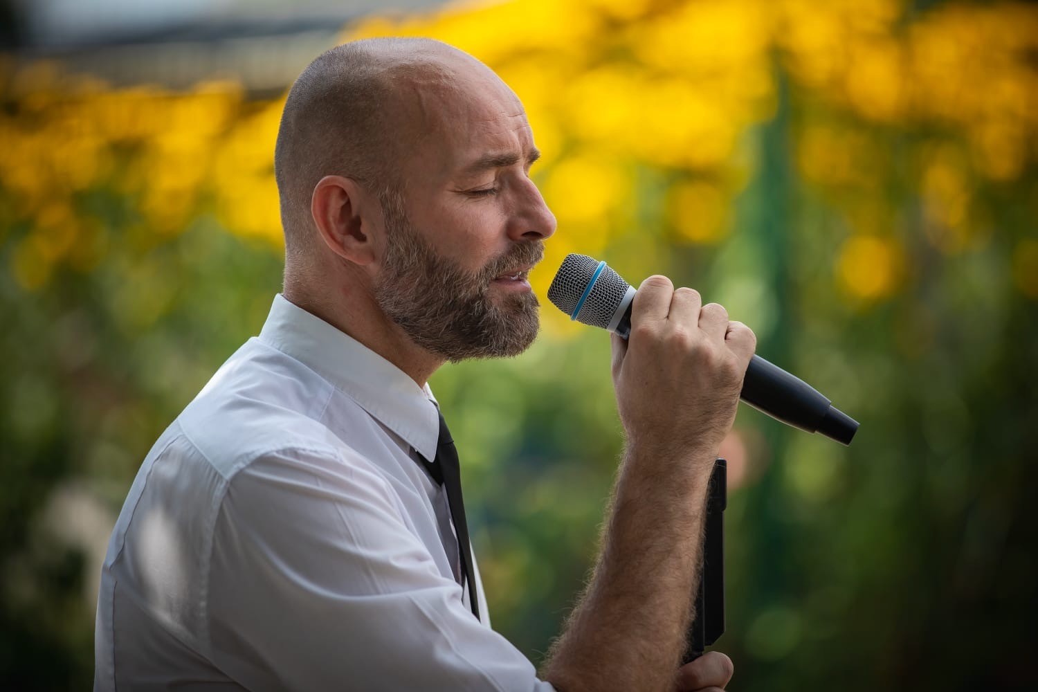 Vincent Dumas chantant au micro en extérieur
